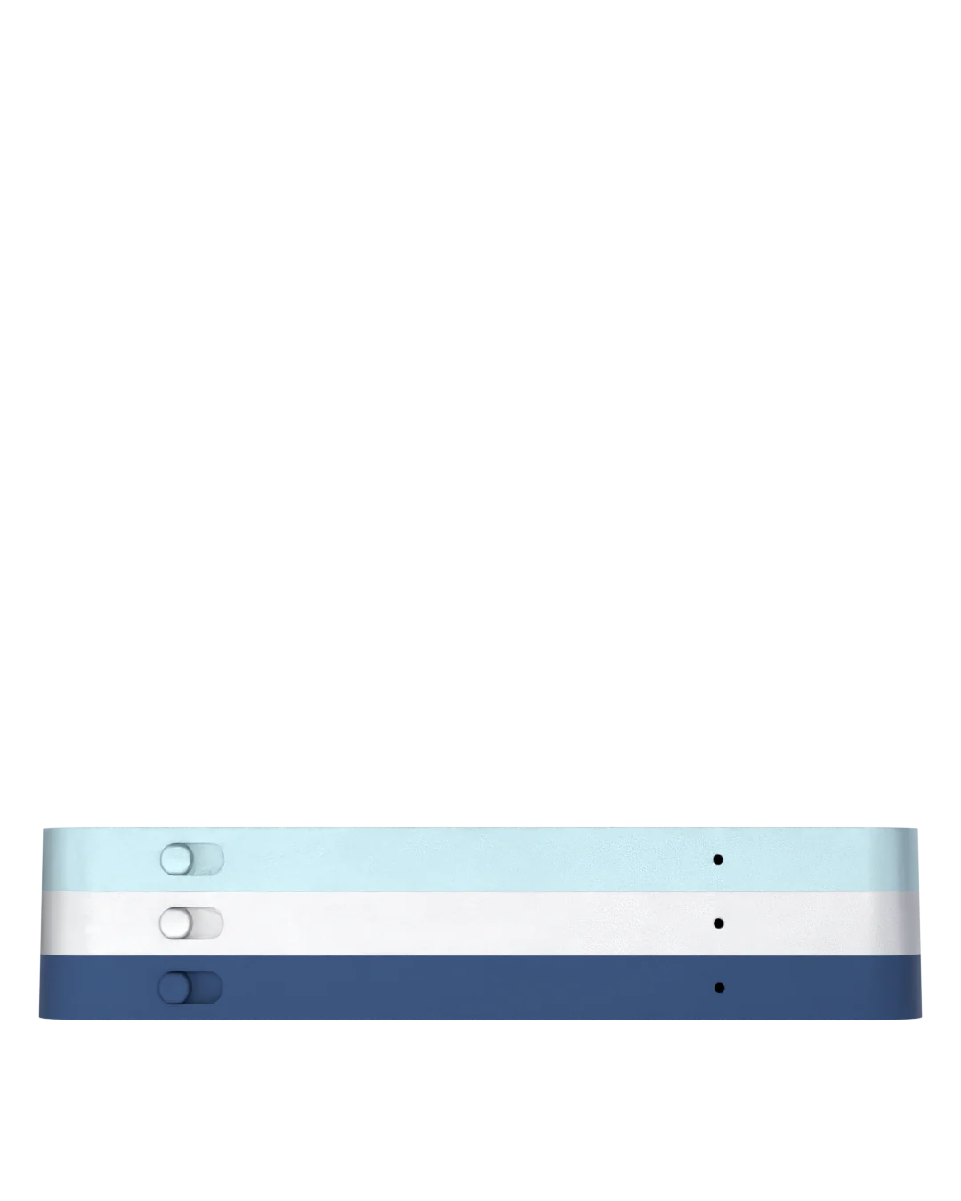 Les trois éditions Kiolo côte à côte — Zugspitze Silver, Eibsee Blue (l'édition par laquelle commencer) et Helgoland Navy. Unibody en aluminium anodisé avec le mot-symbole KIOLO en relief.